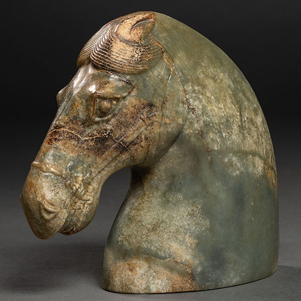Cabeza de caballo chino tallado en jade verde época Qing (1644-1912)