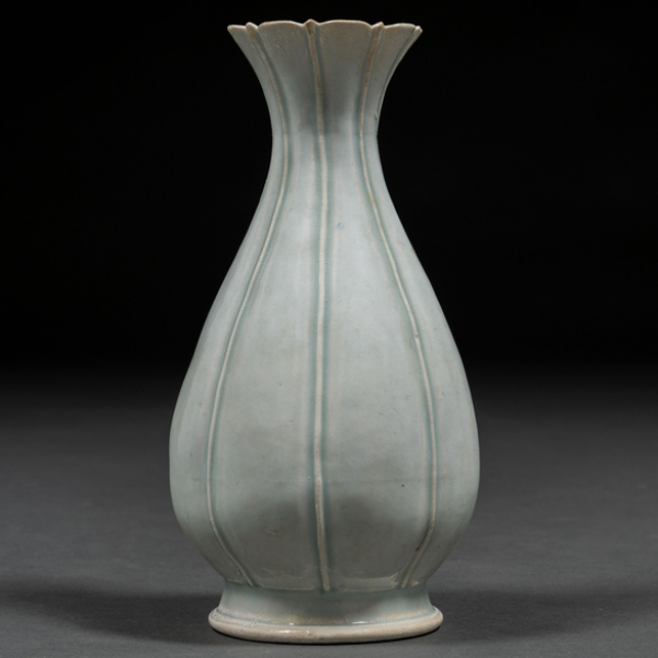 Jarrón en forma de flor de loto en porcelana china de celadón en tono azulado dinastía Qing(1644-1912)