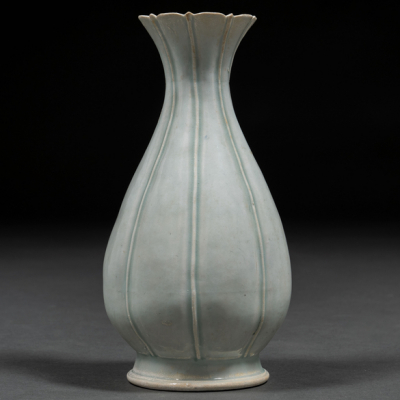 Jarrón en forma de flor de loto en porcelana china de celadón en tono azulado dinastía Qing(1644-1912)