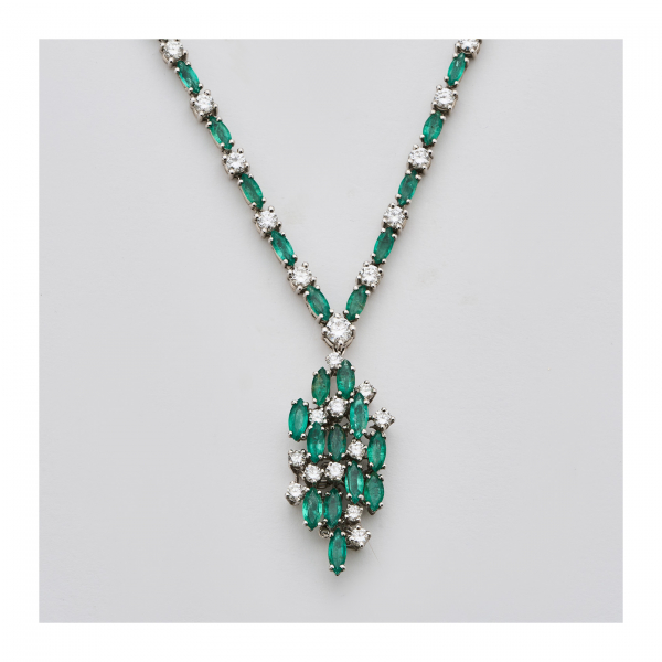 Gargantilla en oro blanco con diamantes tallas brillante y esmeraldas talla marquise engastados en garras.