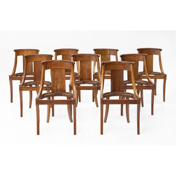 Conjunto de 9 sillas de comedor en madera de caoba tallada con decoración vegetal. Estilo Louis Philippe.