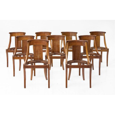 Conjunto de 9 sillas de comedor en madera de caoba tallada con decoración vegetal. Estilo Louis Philippe.