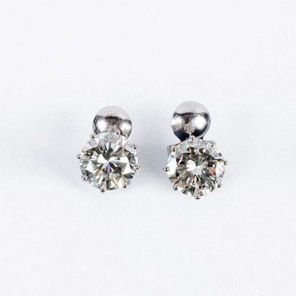 Pendientes solitario vintage en montura de oro blanco 18 K con un par de limpios y blancos diamantes naturales