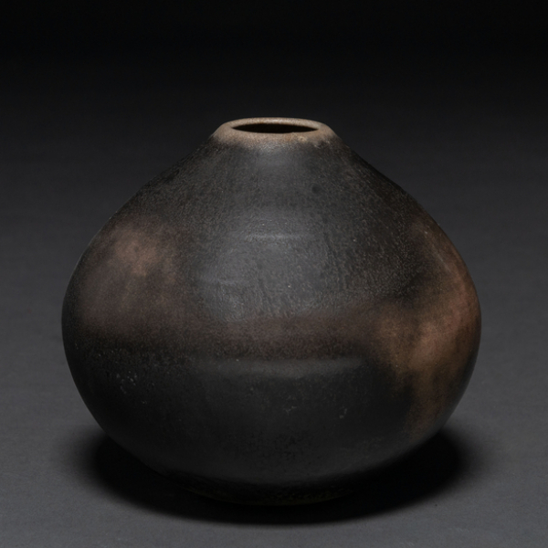 Jarrón realizado en cerámica color oscuro.  CUMELLA SERRET, ANTONI (Granollers 1913-1985).