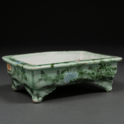 Jardinera rectangular en porcelana de celadón en color verde decorado con motivos florales y vegetales. Siglo XIX