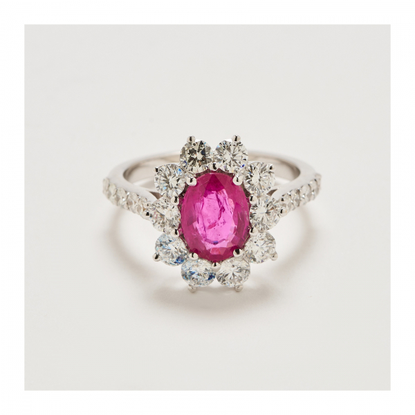 Sortija rosetón en oro blanco y rubí central de Myanmar (Burma – Mogok) con orla y brazos de diamantes talla brillante.