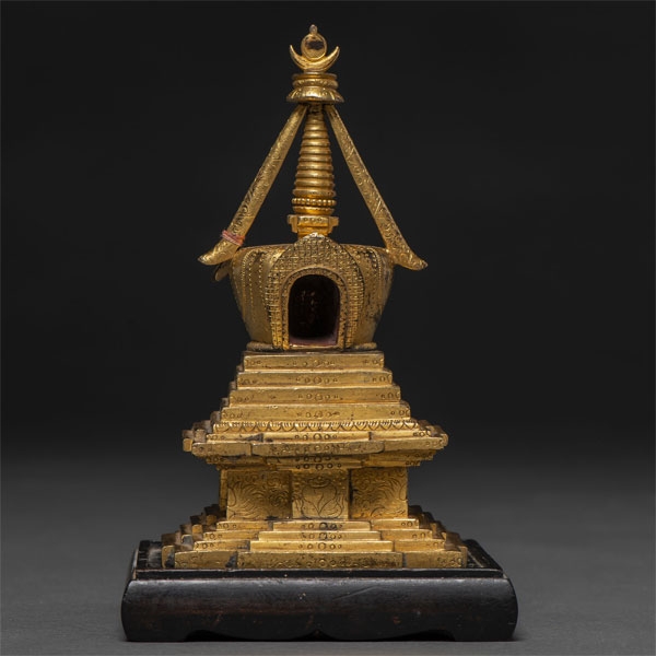 Estupa Tibetana dinastia Quing en bronce dorado. Siglo XIX