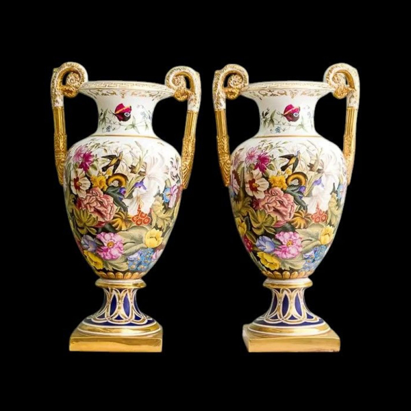Pareja de jarrones decorativos de dos asas en porcelana de la Fábrica de Porcelana Imperial Rusa. 