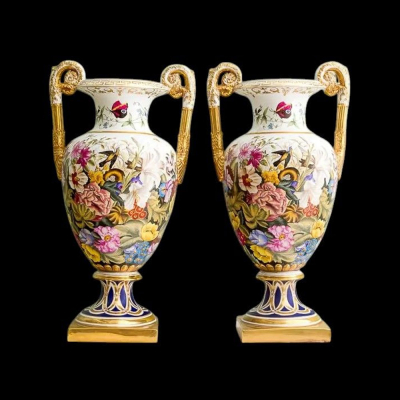Pareja de jarrones decorativos de dos asas en porcelana de la Fábrica de Porcelana Imperial Rusa. 