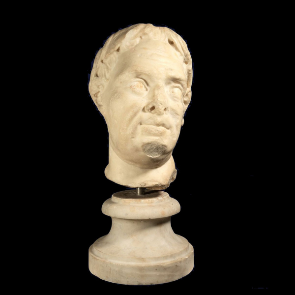 Monumental Cabeza de Senador o Patricio Romano en m&aacute;rmol, Italia y posiblemente siglos XVI o XVII.    En m&aacute;rmol escult&oacute;rico blanco