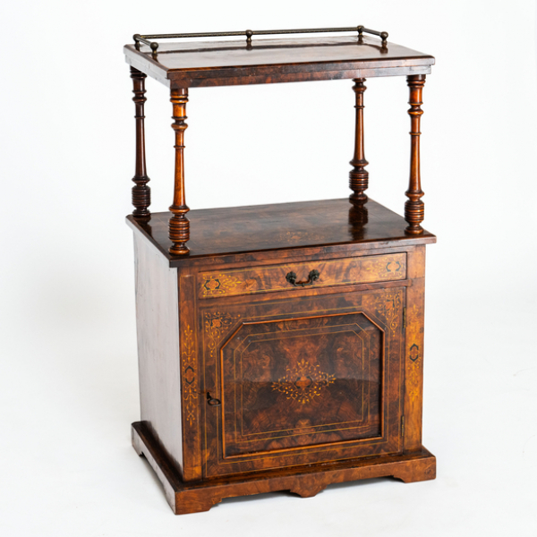 Mueble musiquero inglés en madera de raíz de nogal y marquetería. Siglo XIX