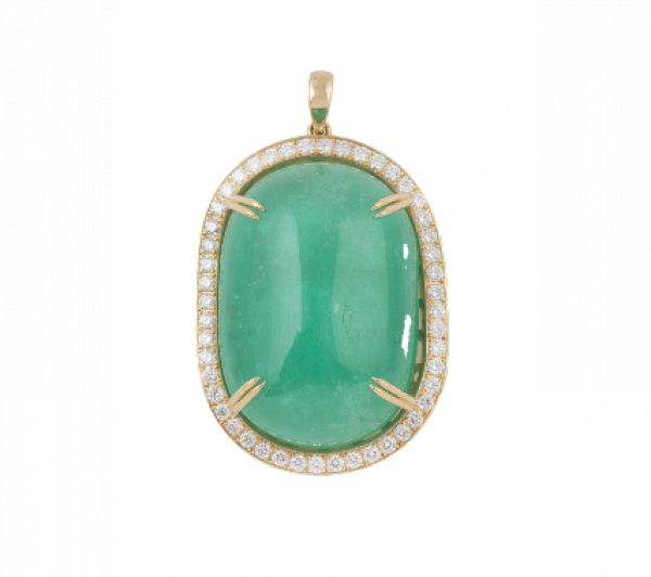 Colgante con gran cabuchón oval de esmeralda Colombiana de 56,36 ct, orlada de brillantes. En montura de oro amarillo de 18K.