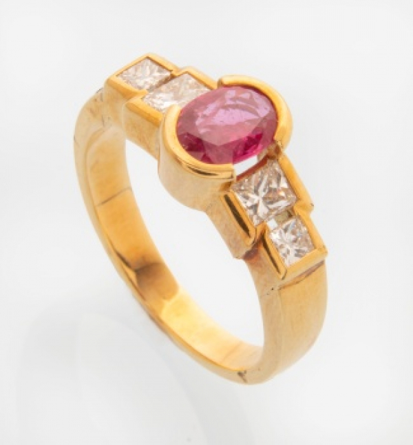 Sortija en oro amarillo con rubí central y 4 diamantes talla princesa con un peso total de 0,70 cts. aprox.