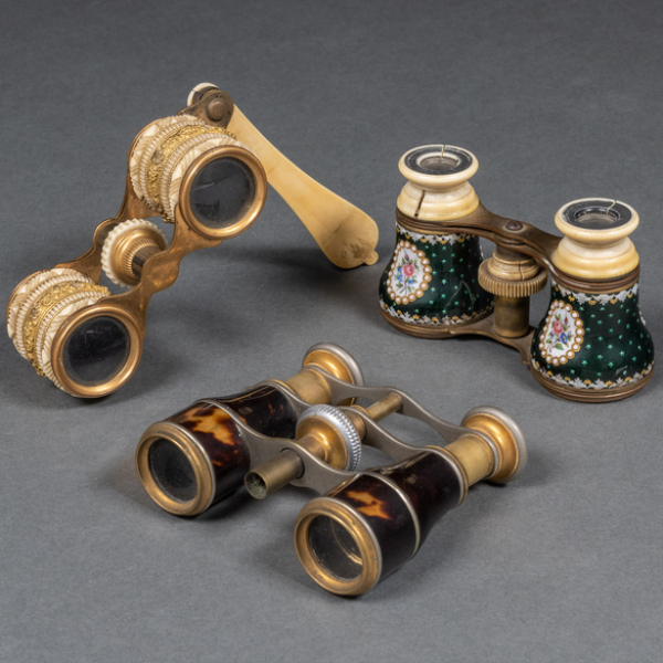 Conjunto de tres prismáticos o binoculares del siglo XIX