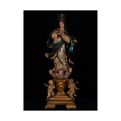 Importante Virgen Inmaculada con su Vitrina de origen en Marquetería de Palosanto y Carey con Corona en Plata de Ley, trabajo colonial Brasileño de finales del siglo XVII. 
