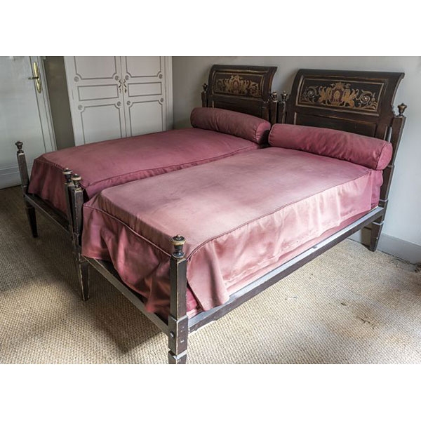 Pareja de camas de madera policromada época Carlos IV