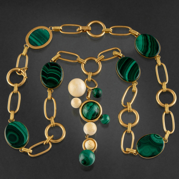 Collar de eslabones circulares y rectangulares en oro amarillo de 18 kt y piezas de malaquita.
