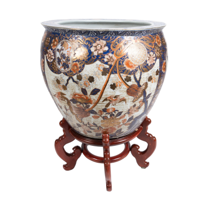 Gran jardinera oriental en porcelana china con decoraciones florales y de aves en cartelas, s.XX 