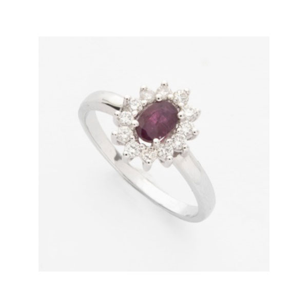 Sortija en oro blanco con rubí central y orla de 12 diamantes talla brillante con un peso total de 0,40 cts. aprox.