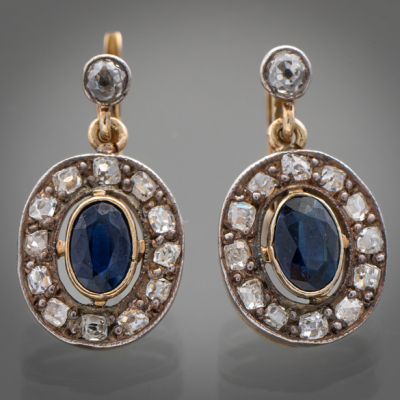 Elegante pareja de pendientes antiguos en oro amarillo de 18 kt con zafiros y orla de brillantes talla antigua.