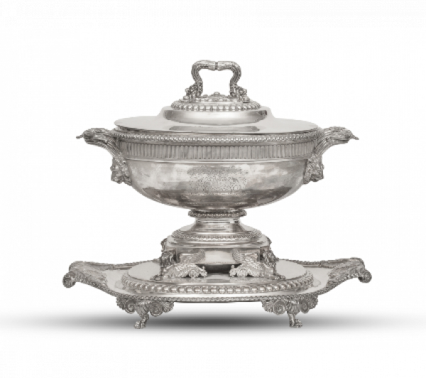Sopera blasonada de plata Jorge III . Con marcas.  Paul Storr* (Londres 1770 - Londres 1844), Londres 1809. 