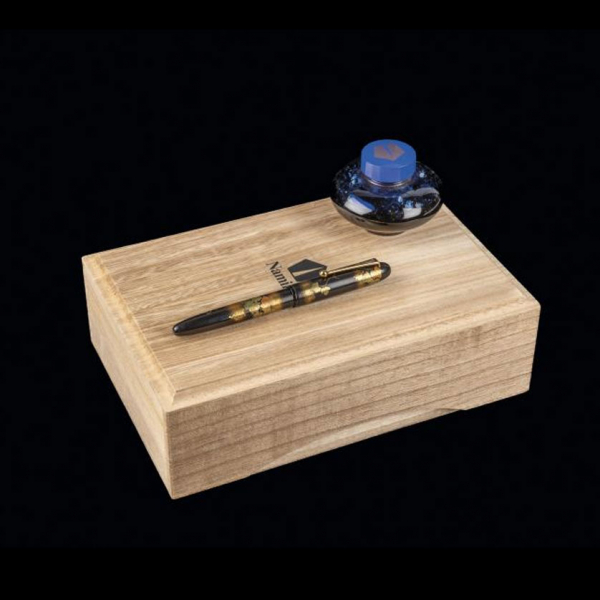 Estilográfica marca NAMIKI, modelo Grapevine, realizada en técnica Togidashi Maki-e, donde se utilizan técnicas de Hira Maki-e para crear el diseño principal.