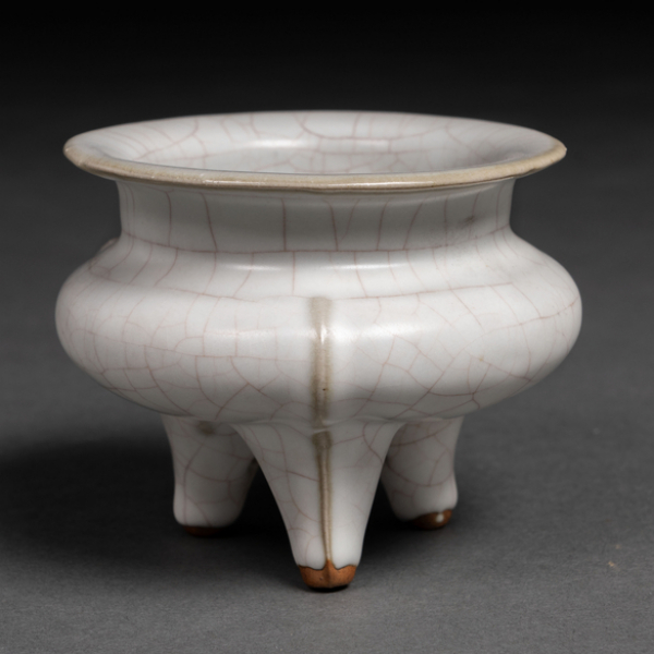 Incensario en porcelana china de celadón craquelado. Trabajo Chino, Siglo XIX-XX