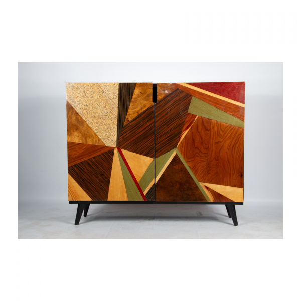 Aparador de dos puertas abatibles realizado en diferentes maderas y texturas con decoración geométrica irregular, s.XX.