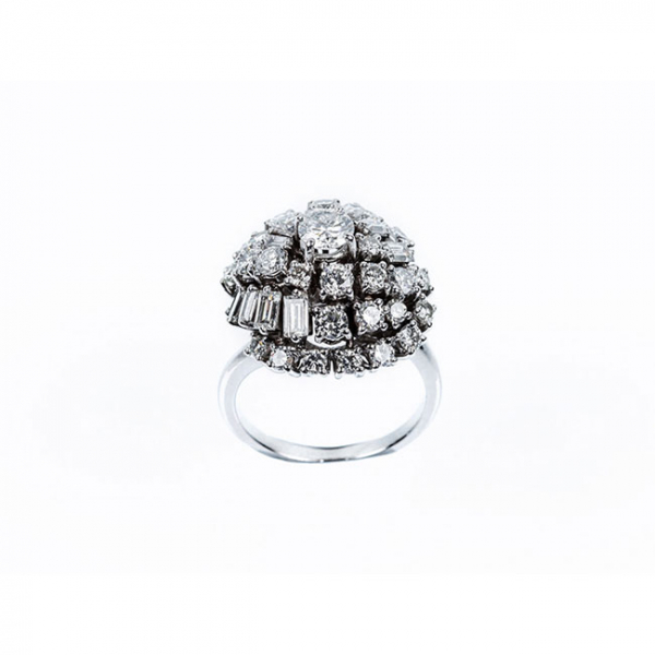 Sortija vintage de alta joyería en sólida montura de oro blanco 18 K, en cúpula cuajada de limpios y blancos diamantes 
