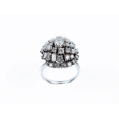 Sortija vintage de alta joyería en sólida montura de oro blanco 18 K, en cúpula cuajada de limpios y blancos diamantes 