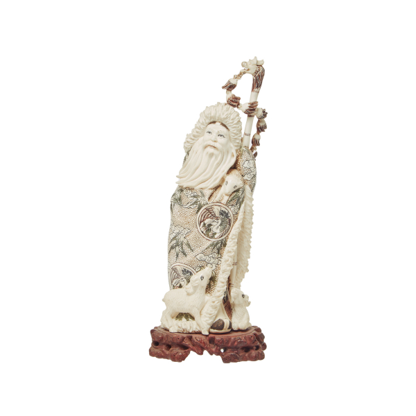 Campesino con corderos. Escultura china en marfil tallado y entintado, s.XX. Apoya sobre peana en madera tallada.