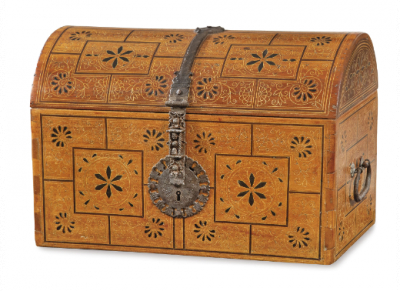 Baúl de madera, hierro forjado, con decoración de taracea de motivos geométricos. Real Audiencia de Quito, ca. 1730.