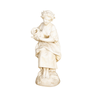 Mariano Obiols Delgado (Barcelona, 1860-1911)  Dama con c&aacute;ntaro.  Escultura en m&aacute;rmol tallado. Firmada.