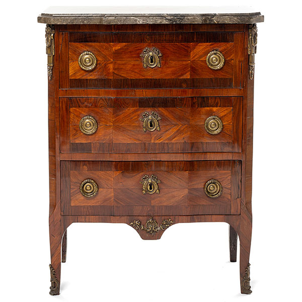 Cómoda francesa estilo transición en madera de nogal del siglo XIX.