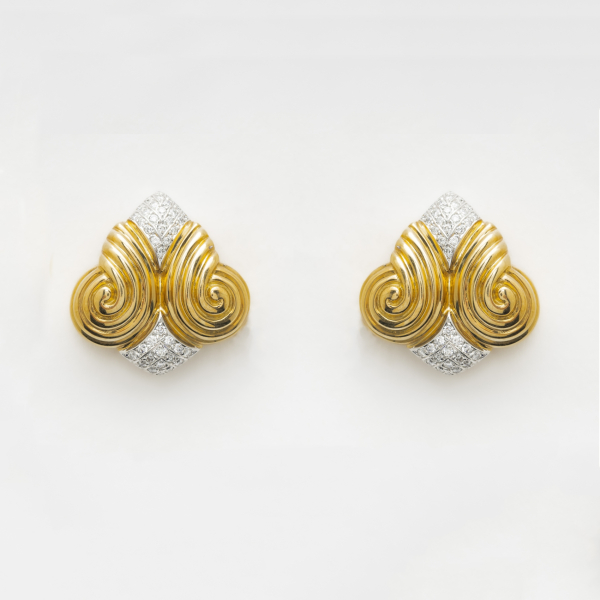 VASARI. Pendientes dise&ntilde;o gallonado en oro bicolor con motivos geom&eacute;tricos de diamantes talla brillante. 