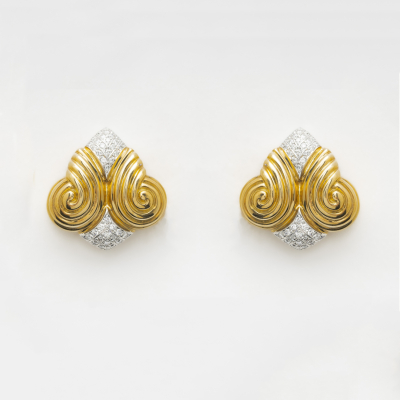 VASARI. Pendientes dise&ntilde;o gallonado en oro bicolor con motivos geom&eacute;tricos de diamantes talla brillante. 
