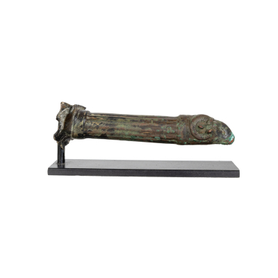 Asa de patera romana en bronce patinado con cabeza de carnero, siglo I d.C.