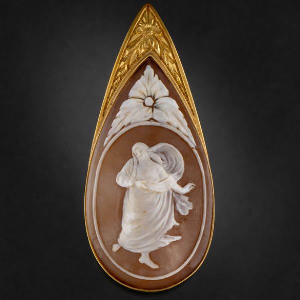 Camafeo colgante de figura clásica en ágata con montura en oro amarillo de 18 kt