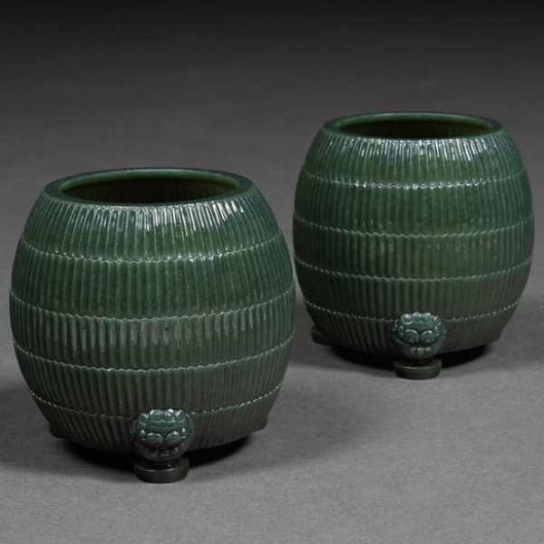 Pareja de centros chinos en jade color verde. Trabajo Chino, Siglo XIX