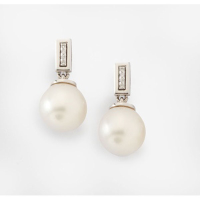 Pendientes largos en oro blanco con çfila de diamantes talla brillante con un peso total de 0,06 cts. aprox.  y perlas australianas de 12 mm.