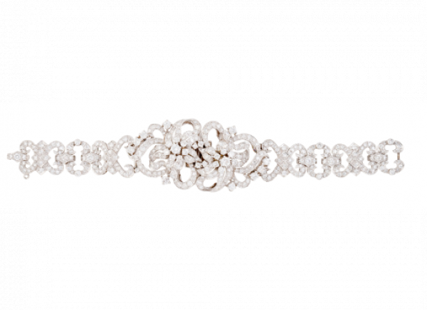Brazalete convertible en dos broches, a&ntilde;os 50.   En montura de oro blanco de 18K.