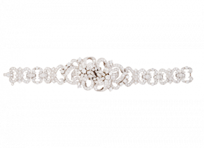 Brazalete convertible en dos broches, a&ntilde;os 50.   En montura de oro blanco de 18K.