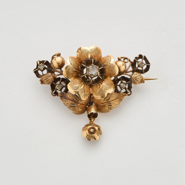 Broche isabelino diseño floral en oro con diamantes talla rosa 3/3, tercer cuarto del s. XIX. 