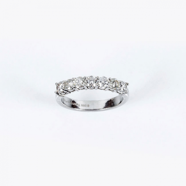 Anillo septillo en s&oacute;lida montura de oro blanco 18 K con fila de limpios y blancos diamantes naturales, talla brillante, en garras