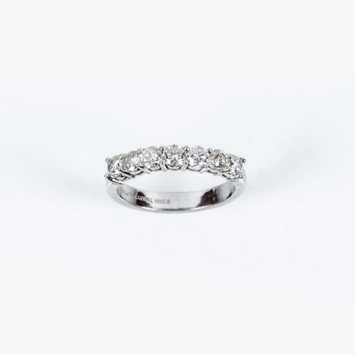 Anillo septillo en s&oacute;lida montura de oro blanco 18 K con fila de limpios y blancos diamantes naturales, talla brillante, en garras