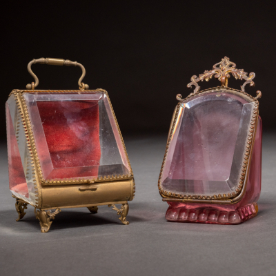 Conjunto de dos expositores en bronce y cristal. Finales del siglo XIX
