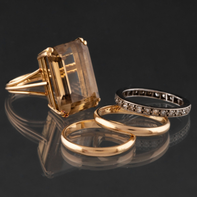 Conjunto de cuatro anillos montados en oro amarillo y oro blanco de 18kt.