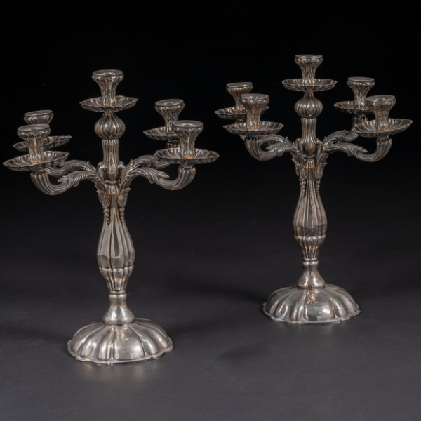 Pareja de candelabros de cinco luces en plata española punzonada. Siglo XX