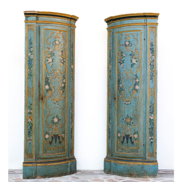 Pareja de rinconeras venecianas lacadas y doradas, Venecia, finales del siglo XVII&ndash;principios del XVIII. 