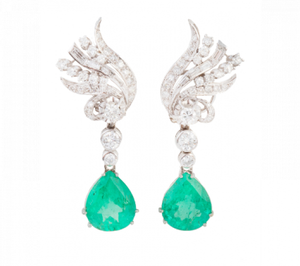 Pendientes largos con perillas de esmeraldas, colgantes de abanicos de brillantes y diamantes baguette.   En montura de oro blanco de 18 K. 